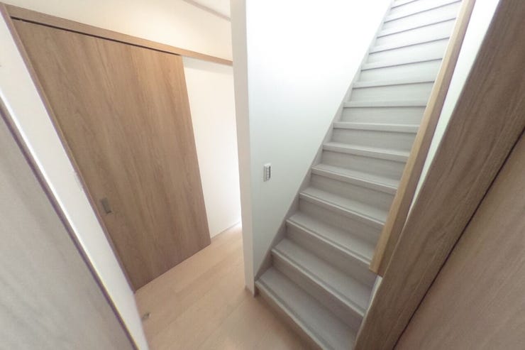 ●1階廊下●階段は手すり付きです。(甲府市大里町 中古戸建)