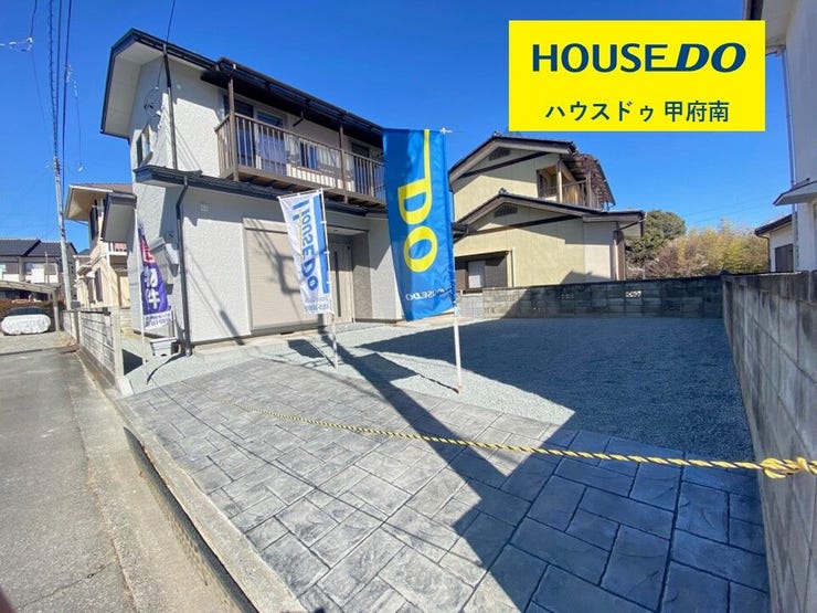 【外観】
外壁、屋根も葺き替え済み!駐車スペースを整備しました。新設コンクリートにスタンプコンクリートを施工しました。駐車4台可能です(甲府市大里町 中古戸建)