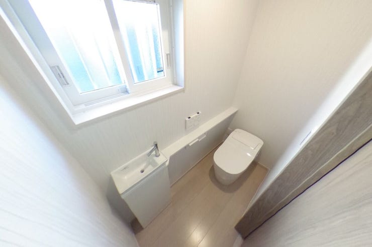 お手洗いには手洗いタンク付き!(甲府市大里町 中古物件)