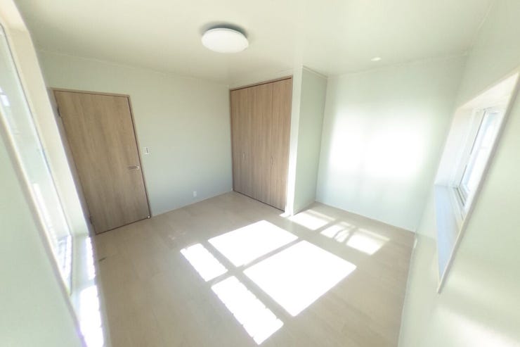 ●2階7帖洋室●壁紙は遮熱クロスを施工しました!夏は涼しく、冬は暖かく快適にお過ごしいただけます。バルコニーへの出入りもできます。(甲府市大里町 中古物件)