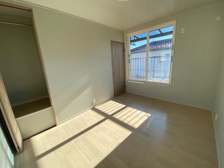 ●2階6帖洋室●壁紙は遮熱クロスを施工しました!夏は涼しく、冬は暖かく快適にお過ごしいただけます。バルコニーへの出入りもできます。(甲府市大里町 中古住宅)