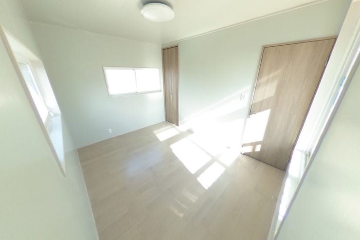 ●2階6帖洋室●壁紙は遮熱クロスを施工しました!夏は涼しく、冬は暖かく快適にお過ごしいただけます。バルコニーへの出入りもできます。(甲府市大里町 中古戸建)