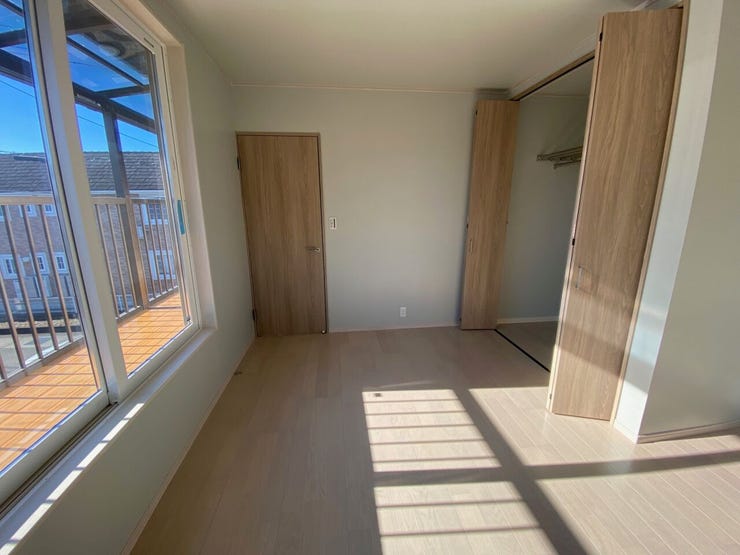 ●2階7帖洋室●壁紙は遮熱クロスを施工しました!夏は涼しく、冬は暖かく快適にお過ごしいただけます。バルコニーへの出入りもできます。(甲府市大里町 中古物件)