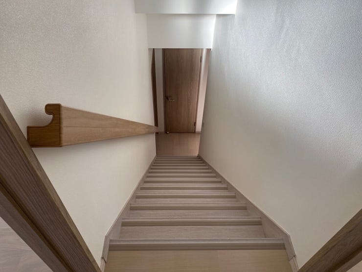 階段は手すり付きです。(甲府市大里町 中古戸建)