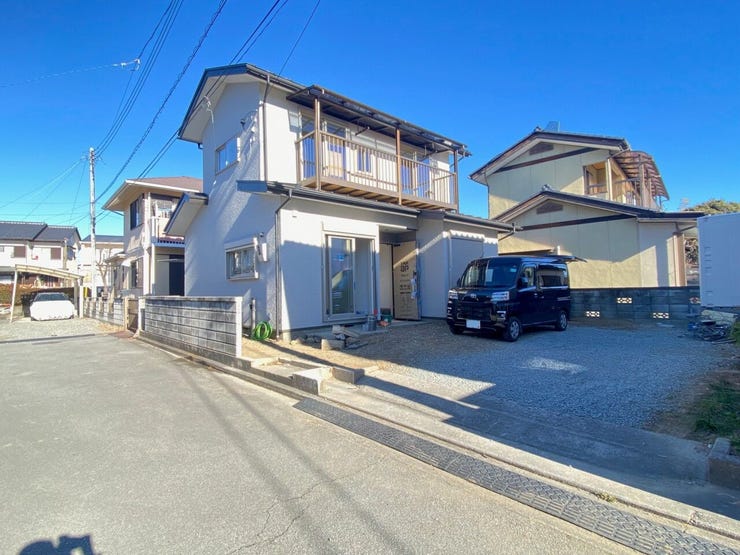 工事中の外観写真です。外壁、屋根は施工完了しました。