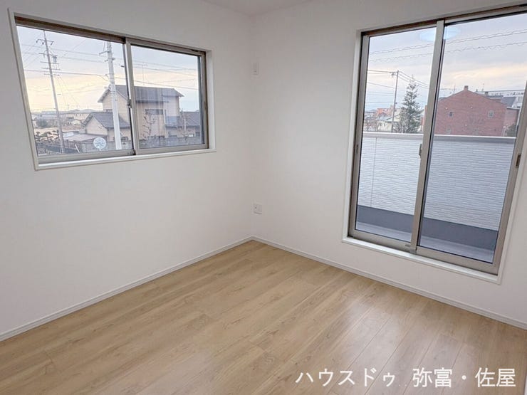 南側に面した洋室は通風・採光に優れた心地良い空間です(^^)