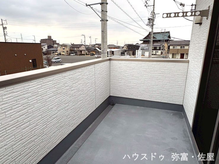 バルコニーが西向きのため、陽の当たる時間が長く、冬でもあたたかいです(^^)