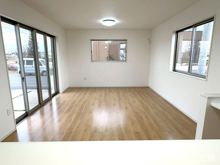 大きな窓のあるリビングは、陽光あふれる明るい空間です(^^)居心地良く、ご家族みんながゆったり寛げる憩いの空間となりそうです♪