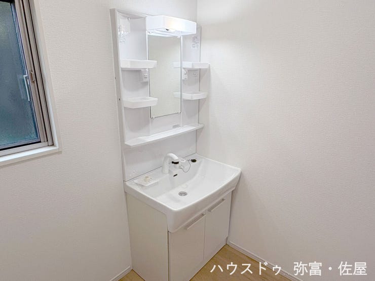 シャワー付洗面化粧台♪鏡の両サイドは、必要なものを取出しやすい棚タイプになります☆化粧品や整髪料など収納するのに最適です!