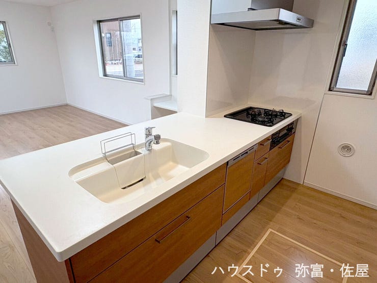 システムキッチンは奥のものが取り出しやすいスライド式収納を採用♪