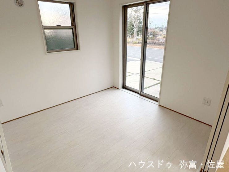 お子様の遊び場など使い勝手の良いリビング横の洋室♪