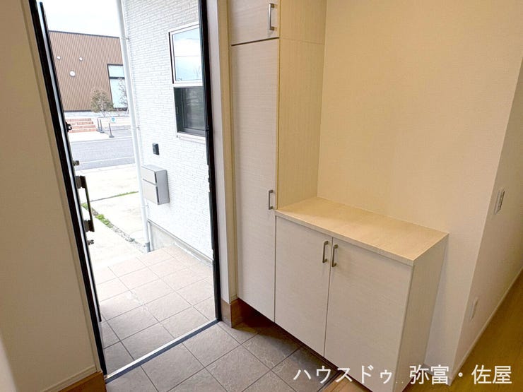 玄関廻りがすっきり片付くシューズボックス♪