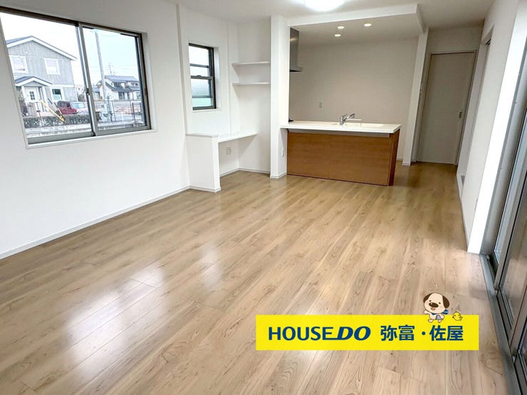 【リビング】
ご家族の憩いの場!一緒にテレビを観たり食事をしたり、同じ時間を共有できる温かい空間となります♪