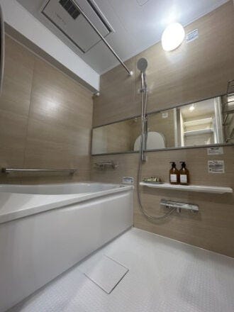 上品なブラウンと白で、くつろげる浴室空間です♪