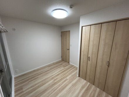 各居室に収納スペースがあるので、家族の荷物も安心して片づけられます。