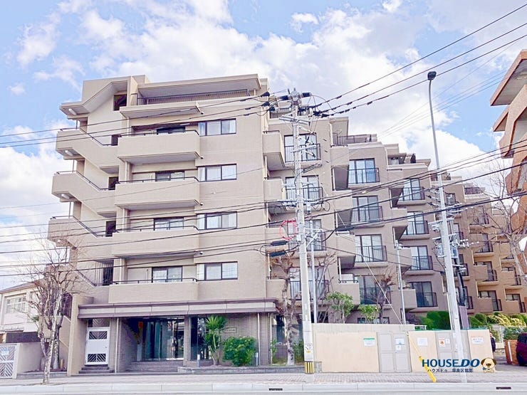 【外観】
クレストはら南は、子育て世代に人気の早良区エリアに立地。
次郎丸駅徒歩圏で、スーパーやドラッグストアも近く、日々の生活が快適です。オートロック付きで安心感のある住環境も魅力です。