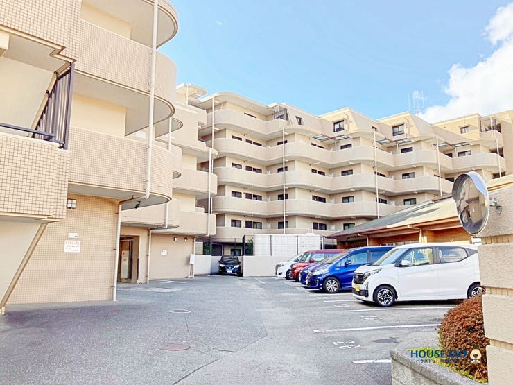 建物裏側からアクセスできる、ゆとりある駐車スペースを確保しています。