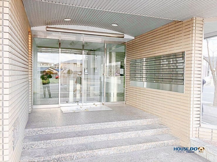 落ち着いた雰囲気のエントランスが住まう方を迎えます