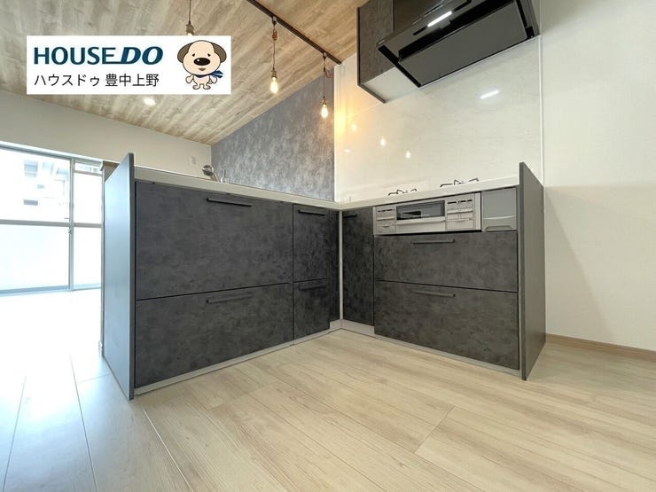 L字のスタイリッシュシステムキッチンです!コンパクトながらも収納が豊富に完備されています!