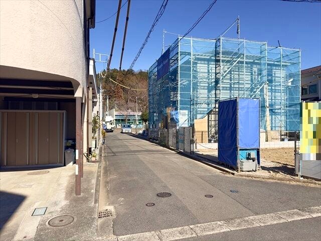 【西側 前面道路】幅員約4mの前面道路です。車がすれ違うには厳しい道幅ですが、車はスピードを抑えて走行するので、お子様にも安全な道幅となっています。