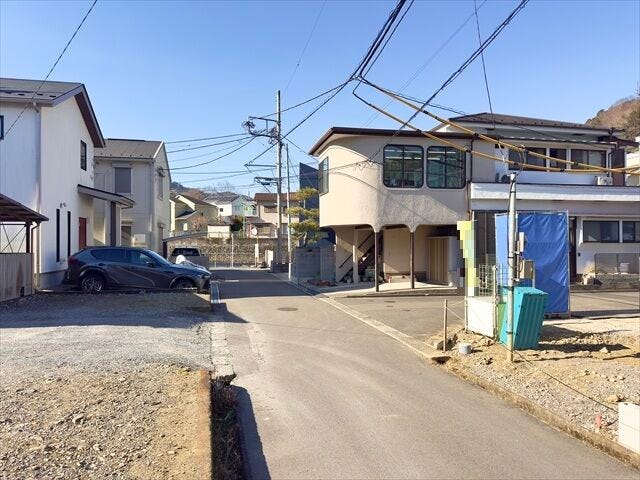 【南側 前面道路】幅員約4.5mの前面道路です。普通車が1台通れる幅となります。大型車の通行が少ないので、振動や騒音が抑えられます。