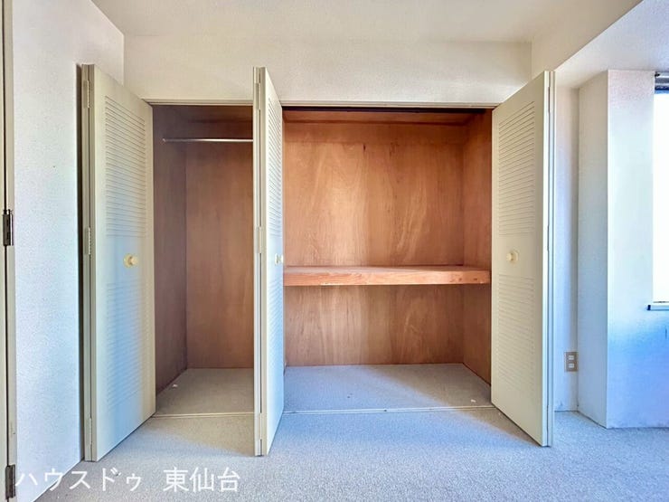 大きな収納スペースでお洋服などたくさん収納できます