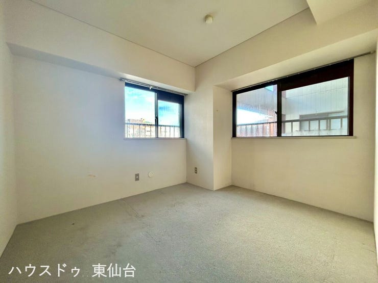 約5.5帖の洋室です