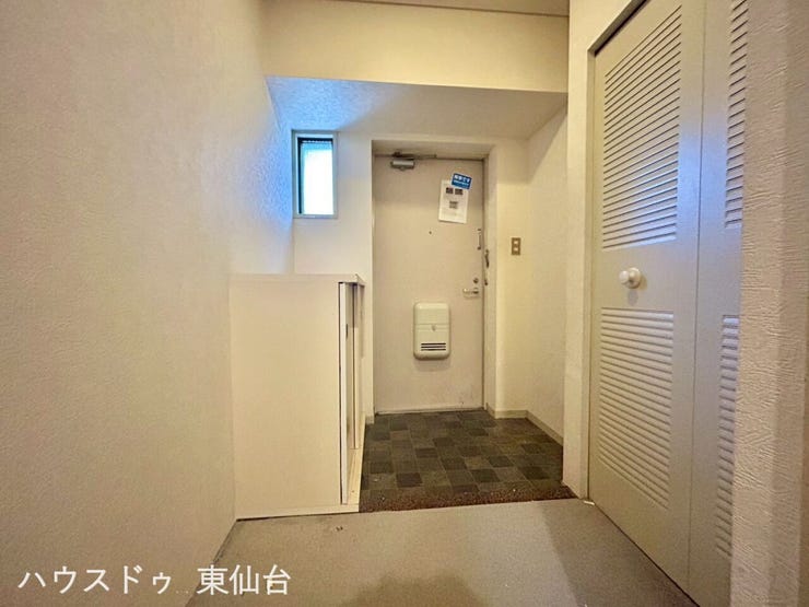 おしゃれな玄関タイルと白のドアが相性◎