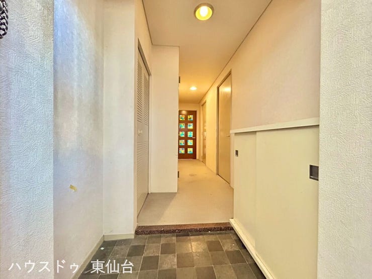 玄関には大きな段差がなくフラットなため、靴の脱ぎ履きがしやすそうですね