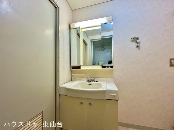 三面鏡付きの洗面台でお出かけ前の準備もばっちりですね