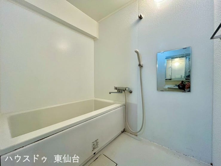 白を基調とした浴室で一日の疲れをゆったりと癒せます