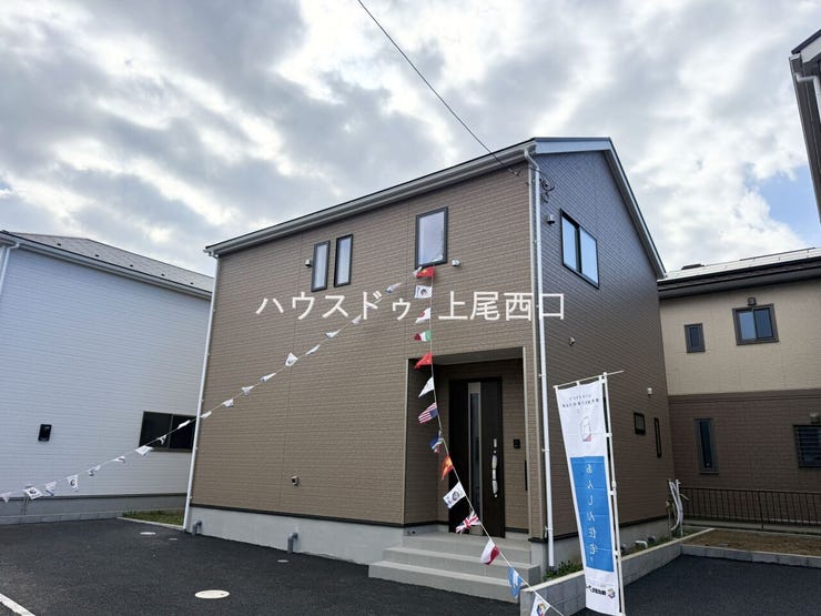 【3号棟】
敷地面積:122.25㎡
建物延床面積:93.14㎡
ルーフバルコニー面積:8.51㎡
3LDK+カースペースL字2台駐車可能