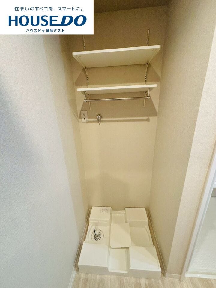 【毎日の家事は少しでもラクに】室内洗濯機置き場の上には棚を設置。洗剤などの日用雑貨の収納にも。ちょっとしたことですが、これがなかなか嬉しい。