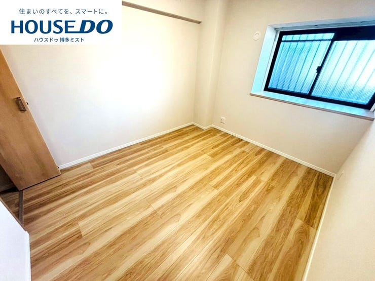 【プライベートルームの過ごし方】ベッドや机などの家具を置いてもゆとりある広さ。何にも邪魔されたくない一番のプライベート空間だから、過ごしやすさは大切にしたい・・・。