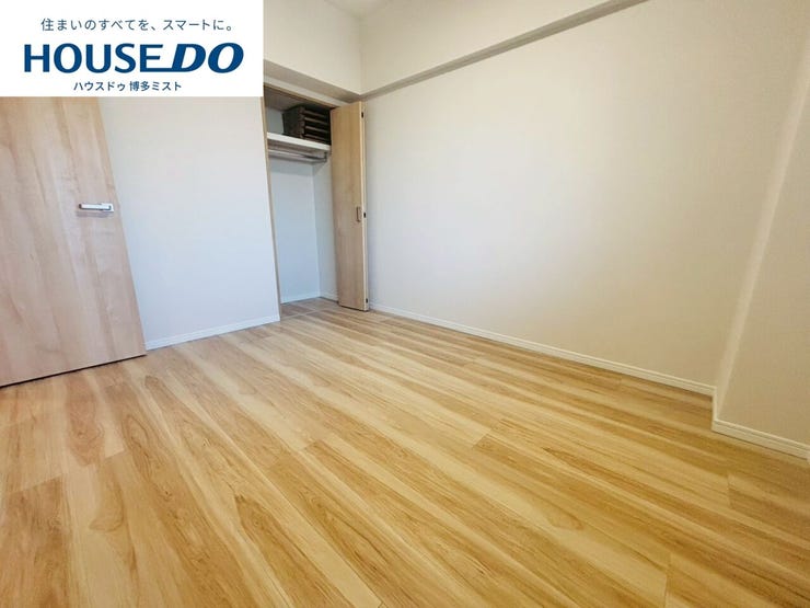 【プライベートルームの過ごし方】ベッドや机などの家具を置いてもゆとりある広さ。何にも邪魔されたくない一番のプライベート空間だから、過ごしやすさは大切にしたい・・・。