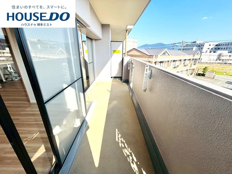 【お洗濯物がなびく、ある晴れた日】優しい光が入るバルコニー。十分な広さがあるので、お布団干しも♪ふかふかのお布団で、疲れを癒します。