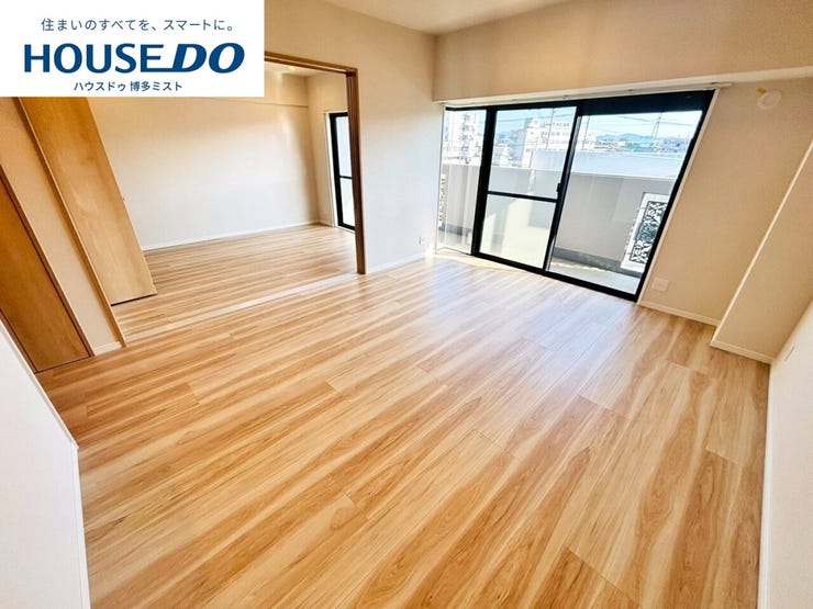 【家族のいやし時間】穏やかな光が入るリビング。忙しい毎日だからこそ、家族と過ごす時間は大切。家族みんなが快適なリビングだから、忙しい朝も、くつろぎの夜も、楽しい時間が過ごせます。