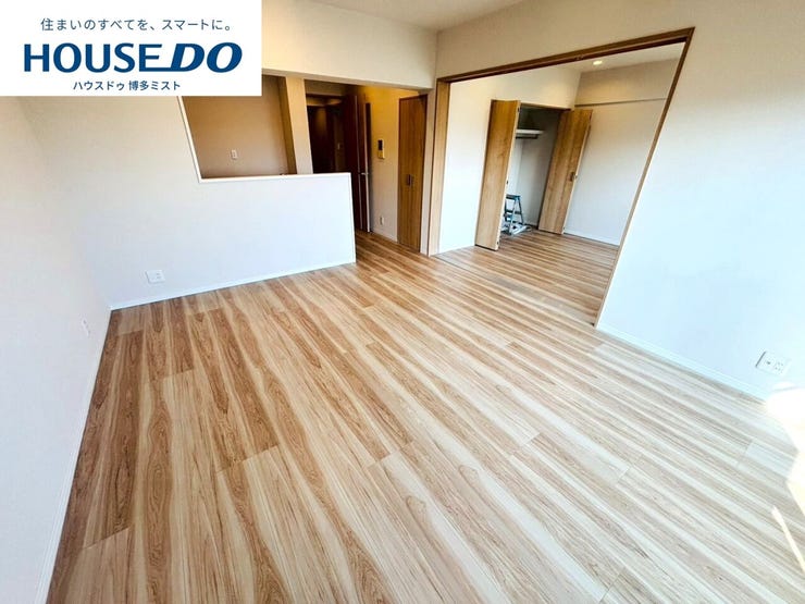 【家族の時間、穏やかな空間】家族が集まるリビングは床や壁をシンプルなテイストに。居心地が良いから自然と集まり、特別なことはしないけど、家族といる安心感は大切♪