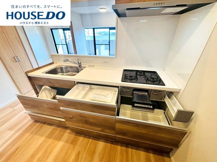 【今日のゴハンは何食べたい?】重たい鍋や大きなフライパンの収納はキッチン下のスライド収納へ。ちょっとした家事の手間を楽にする、家族みんなが使いやすいキッチンです。