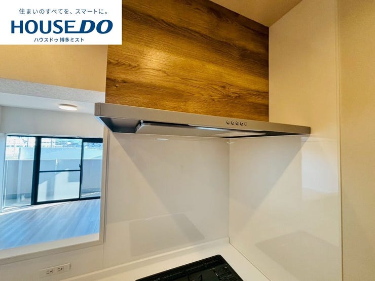 風量が弱・強と切替え可能なレンジフードが調理中の煙をしっかり吸い込みます。手元を照らすライト付きです。