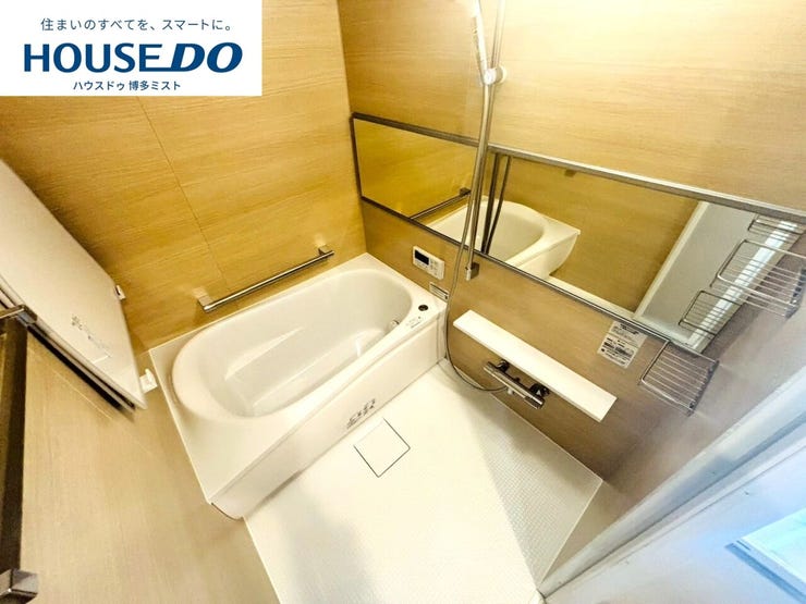 【『ふぅーーーっ。』と思わず声がでちゃいます。】デザイン性に優れた浴槽でゆったりとしたバスタイムを演出。ベンチ付きなので半身浴も楽しめます。