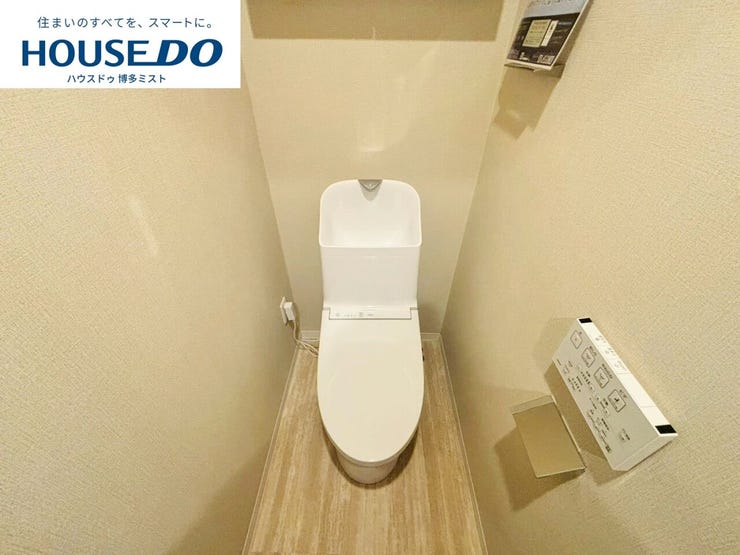 【毎日の使うものだから】温水洗浄便座付きのトイレです。汚れてもサッとひと拭きでお手入れ簡単。節水仕様でしっかり洗浄できます。環境にやさしく、しかも経済的です。