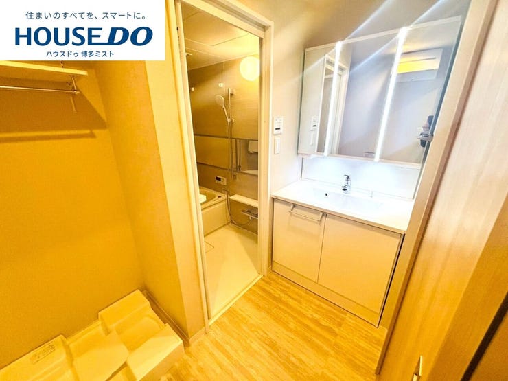 【家族みんなの使いやすさ】お手入れしやすく使いやすい3面鏡付きの洗面台。収納スペースも広く、洗剤や掃除道具をたっぷりと収納できます。