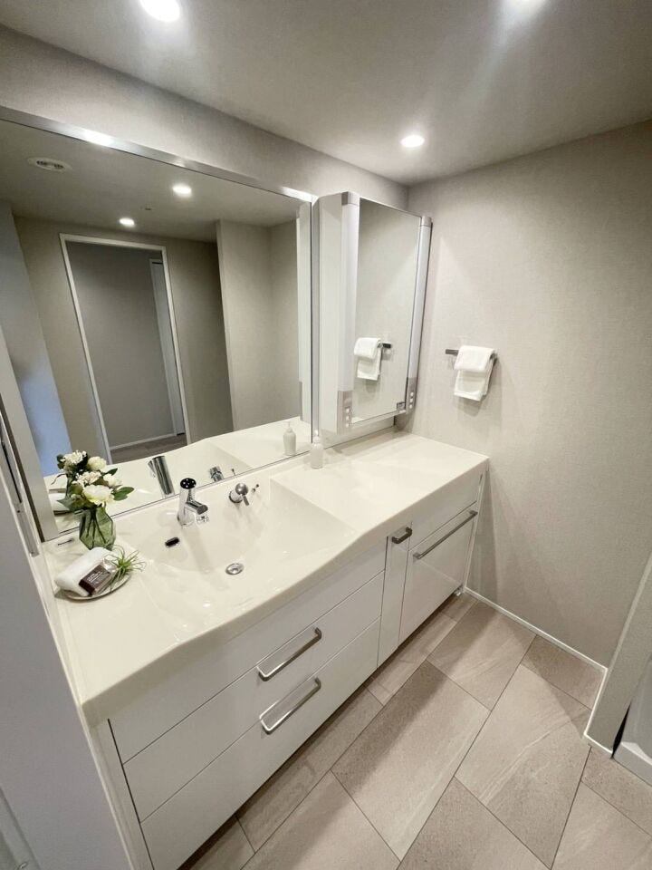 《洗面化粧台》
二人並んで使用してもゆとりある広さ♪
大きな鏡があり、混雑する時間帯もスムーズに利用可能です。下の扉を開けるとストック品等を収納可能です。