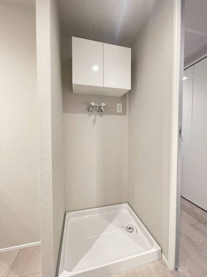 《洗濯機置場》
扉付きの収納スペースがあり、ごちゃつきやすい洗濯機周辺をすっきりと見せる事ができます。