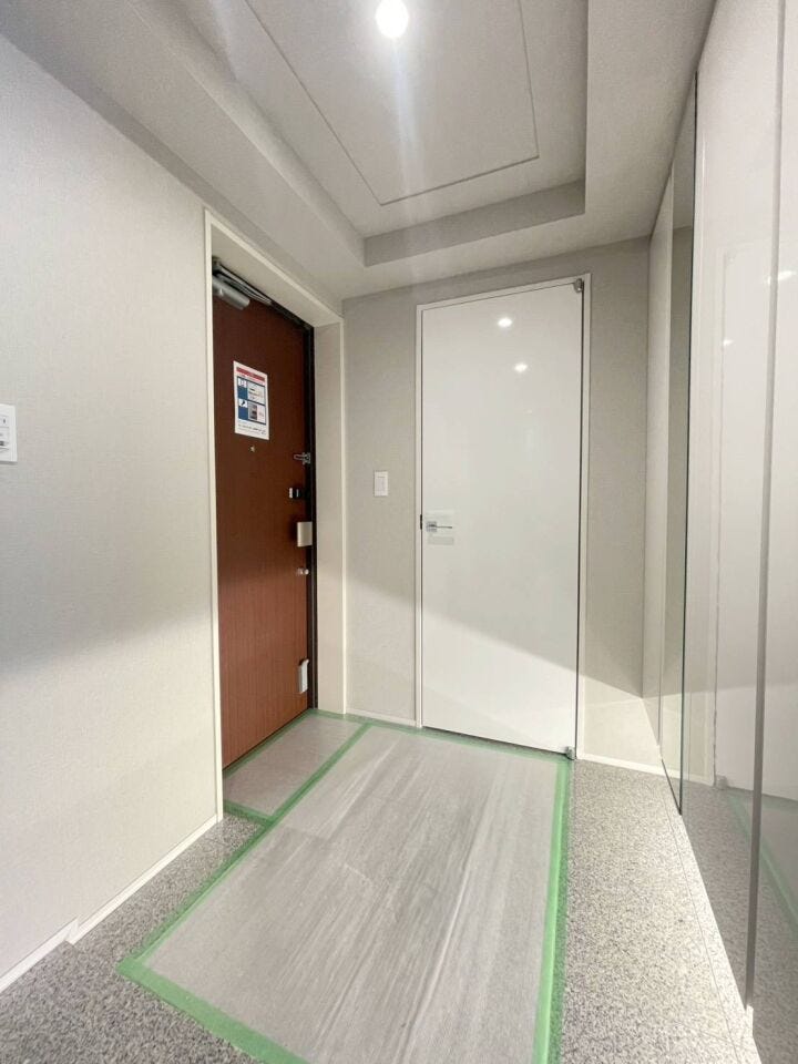 《玄関》
みなさまをお迎えする玄関は白を基調とし、落ち着いた雰囲気。帰り着くたびにゆったりした気持ちに包まれる玄関まわりです!