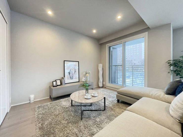 《リビング》
白を基調としたシンプルな内装でインテリアも選びやすい♪
リビングにも収納スペースがあり、いつでもスッキリとした状態を保つことができます。