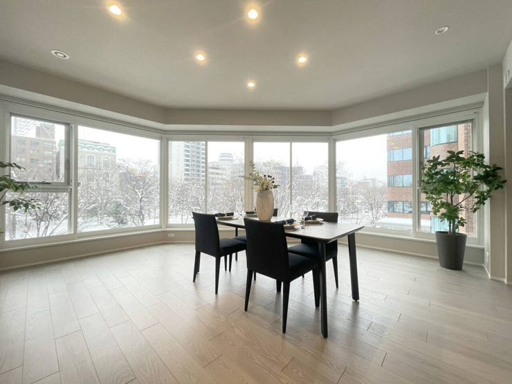 【リビング】
《リビング》
約25.5帖の広々としたLDK。足元からの窓がありより開放感ある印象です。伸びやかな空間の中で、ゆったりと家族団らんのひとときを過ごせます!