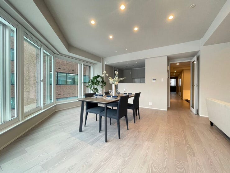 《リビング》
キッチンとのコミュニケーションもとりやすいつくりとなっており、自然と会話も弾みます♪