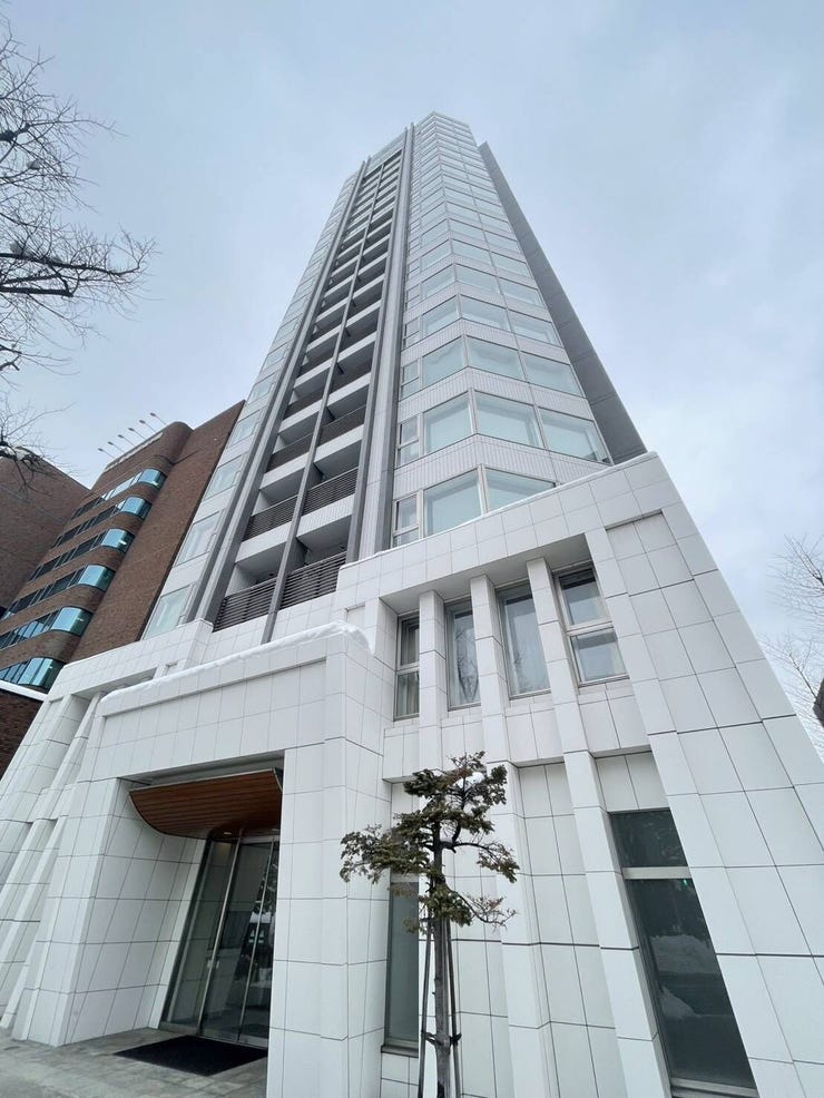 《外観写真》
地下鉄「大通」駅まで徒歩8分で3沿線利用可能。
市電駅へのアクセスも良好で通勤、通学に便利な立地のタワーマンション。高級感あるスタイリッシュなデザインです。